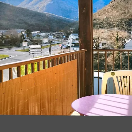 Tendre Face A La Montagne *