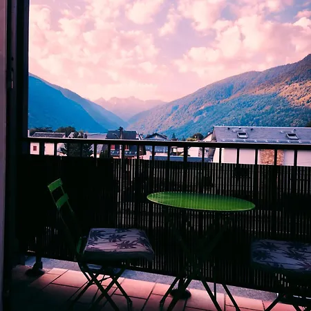Tendre Face A La Montagne *